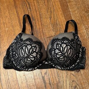 Victoria’s Secret bra. Great condition! 

Bundle and save!